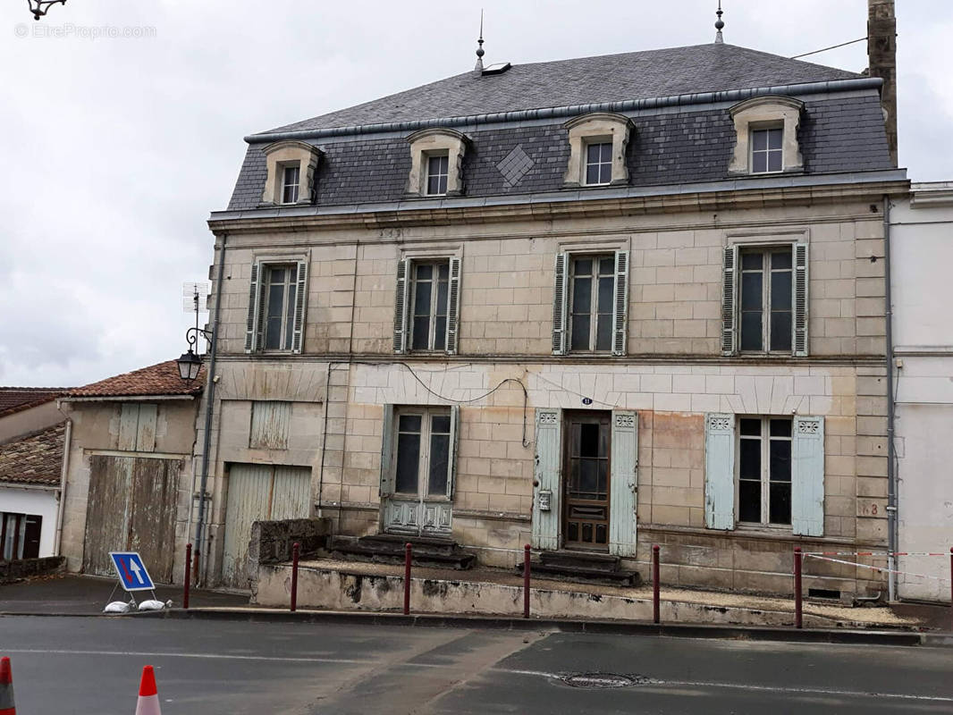 Maison à MONTENDRE