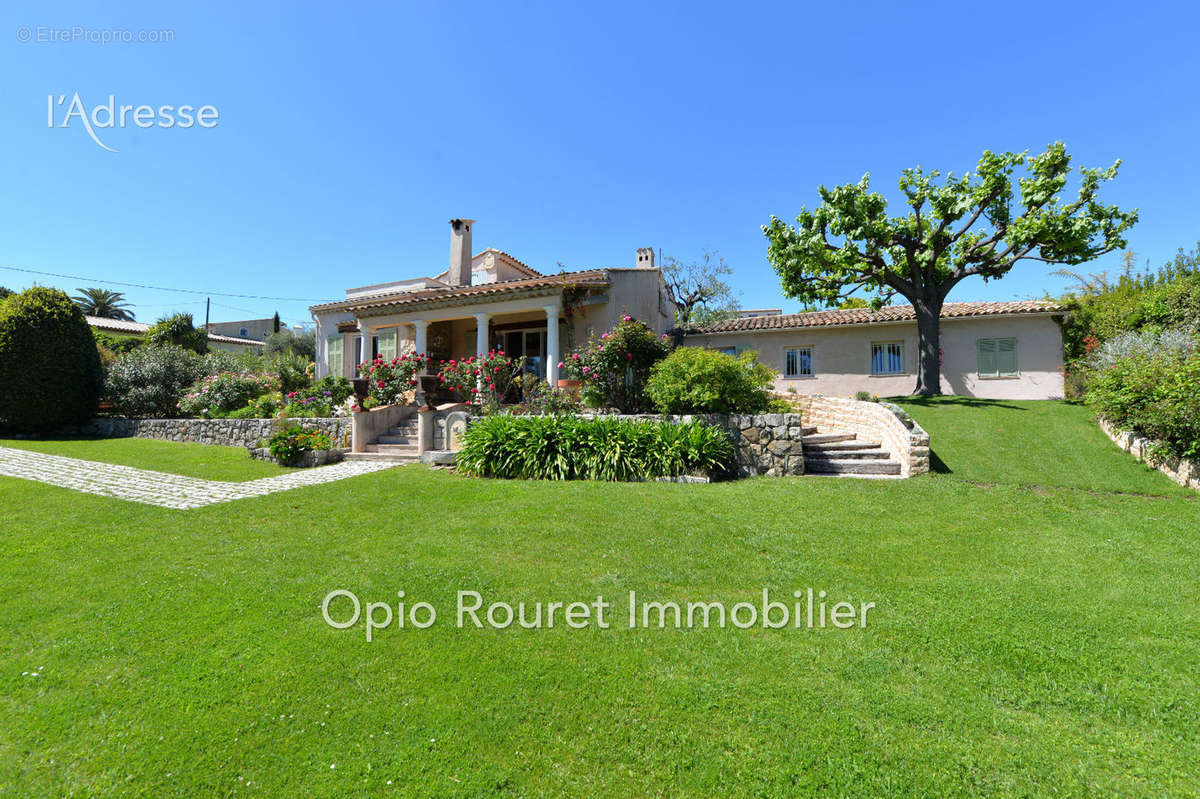 Maison à CHATEAUNEUF-GRASSE