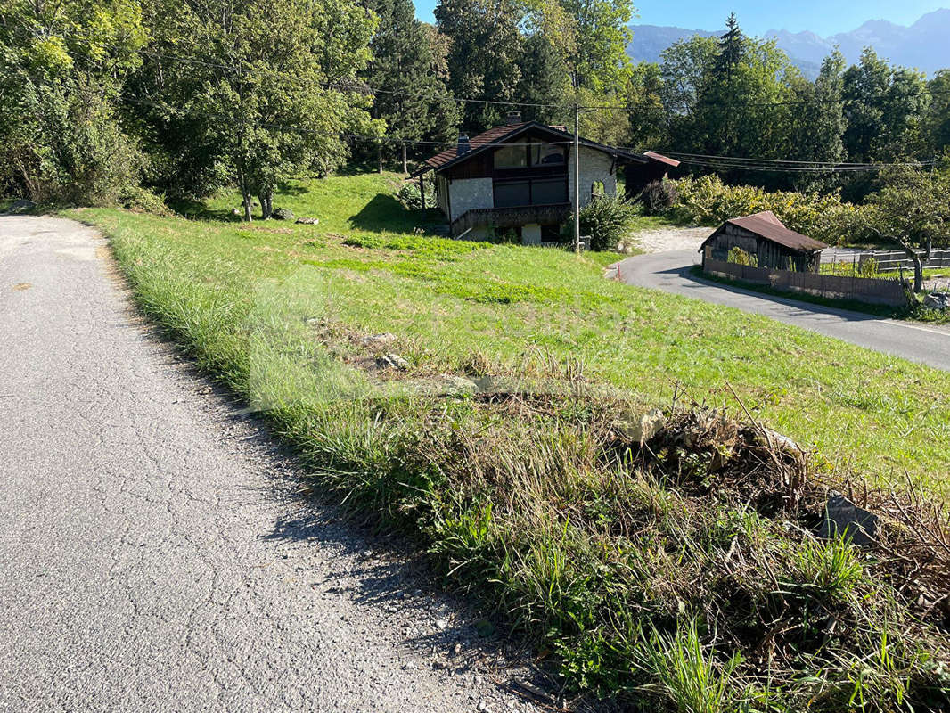 Terrain à CHATILLON-SUR-CLUSES