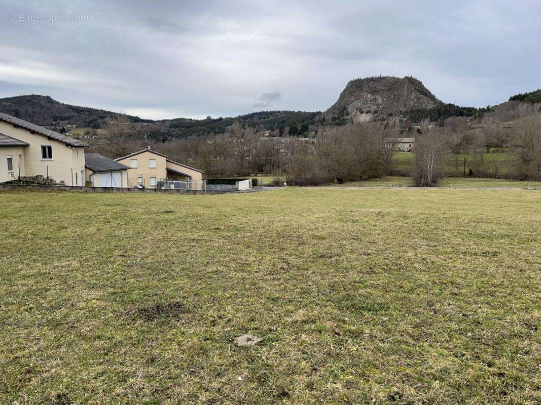 Terrain à SAINT-JULIEN-CHAPTEUIL