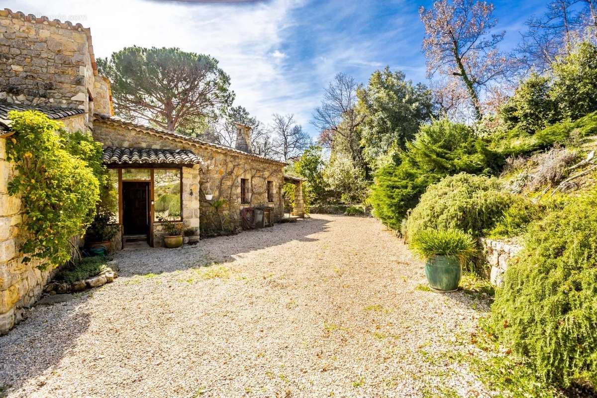 Maison à TOURRETTES