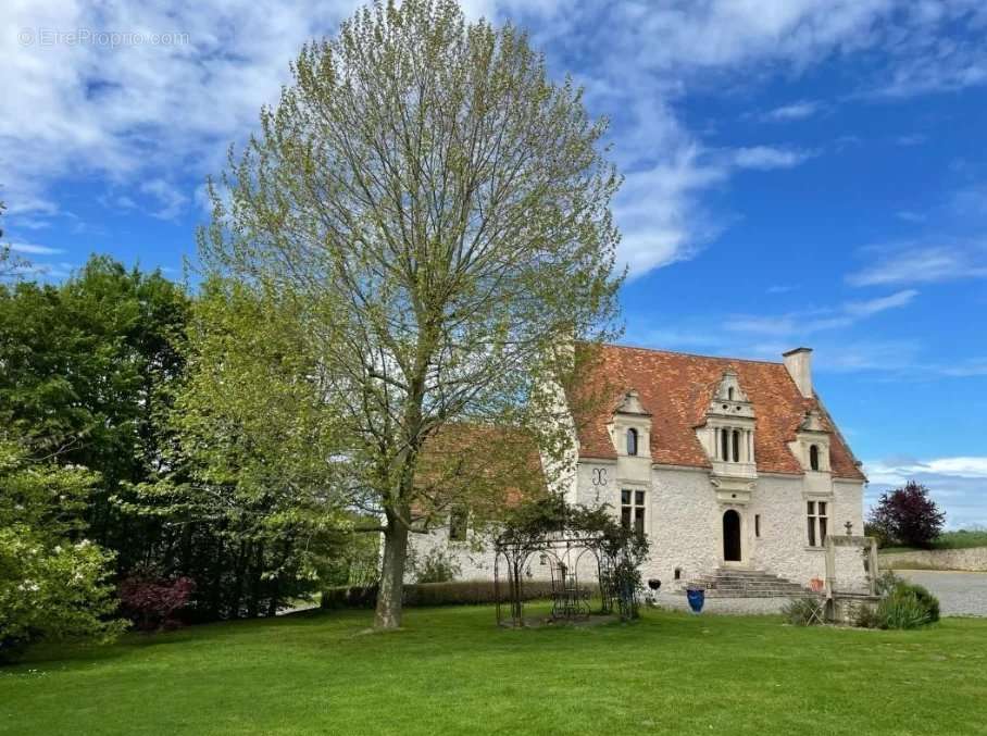 Maison à TRIZAY-COUTRETOT-SAINT-SERGE