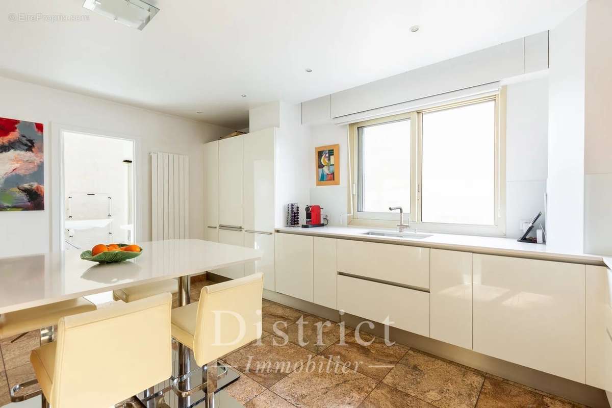 Appartement à NEUILLY-SUR-SEINE