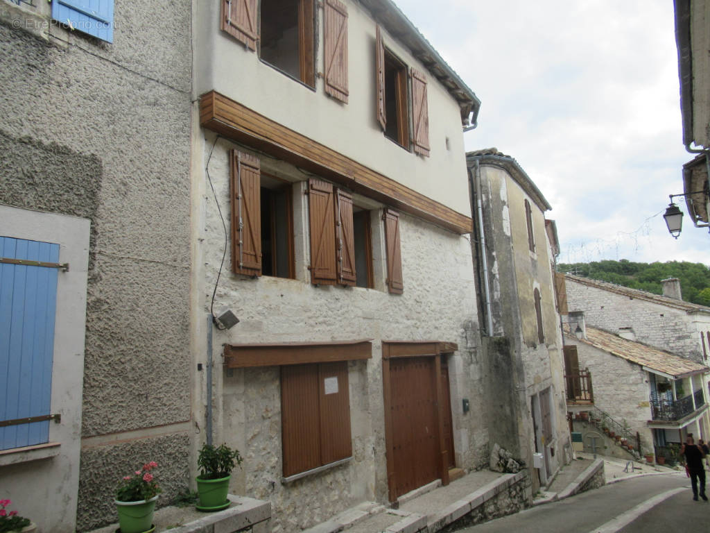 Maison à MONTAIGU-DE-QUERCY