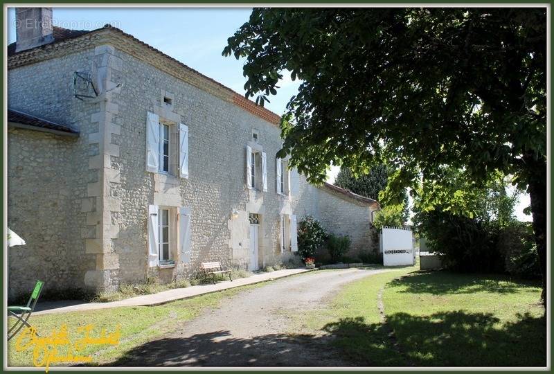 Maison à MONTMOREAU-SAINT-CYBARD