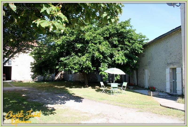 Maison à MONTMOREAU-SAINT-CYBARD