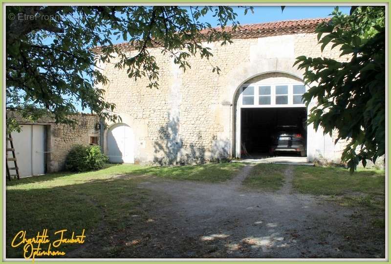 Maison à MONTMOREAU-SAINT-CYBARD