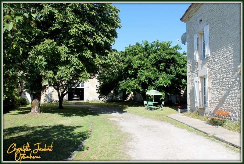 Maison à MONTMOREAU-SAINT-CYBARD