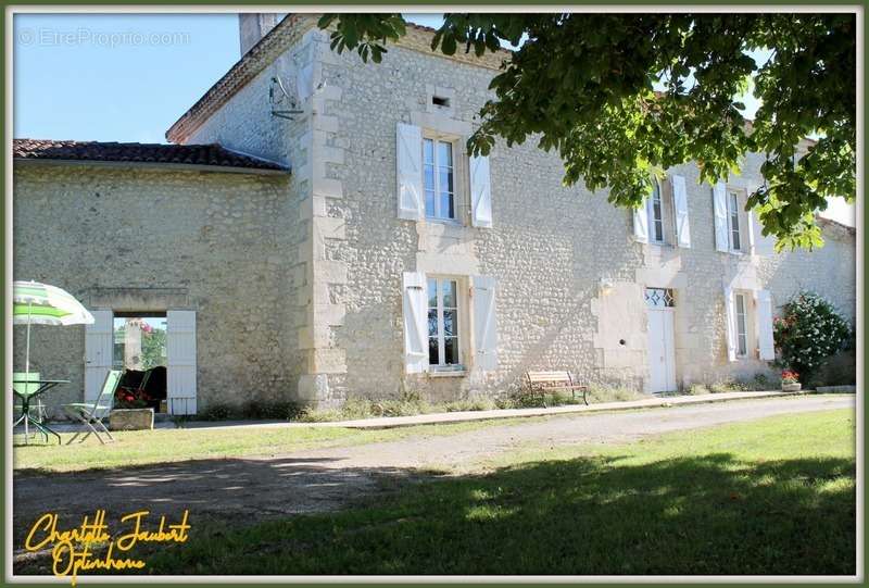 Maison à MONTMOREAU-SAINT-CYBARD