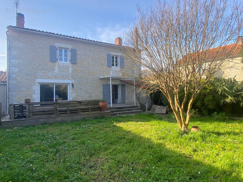 Maison à CHAMPAGNE-LES-MARAIS