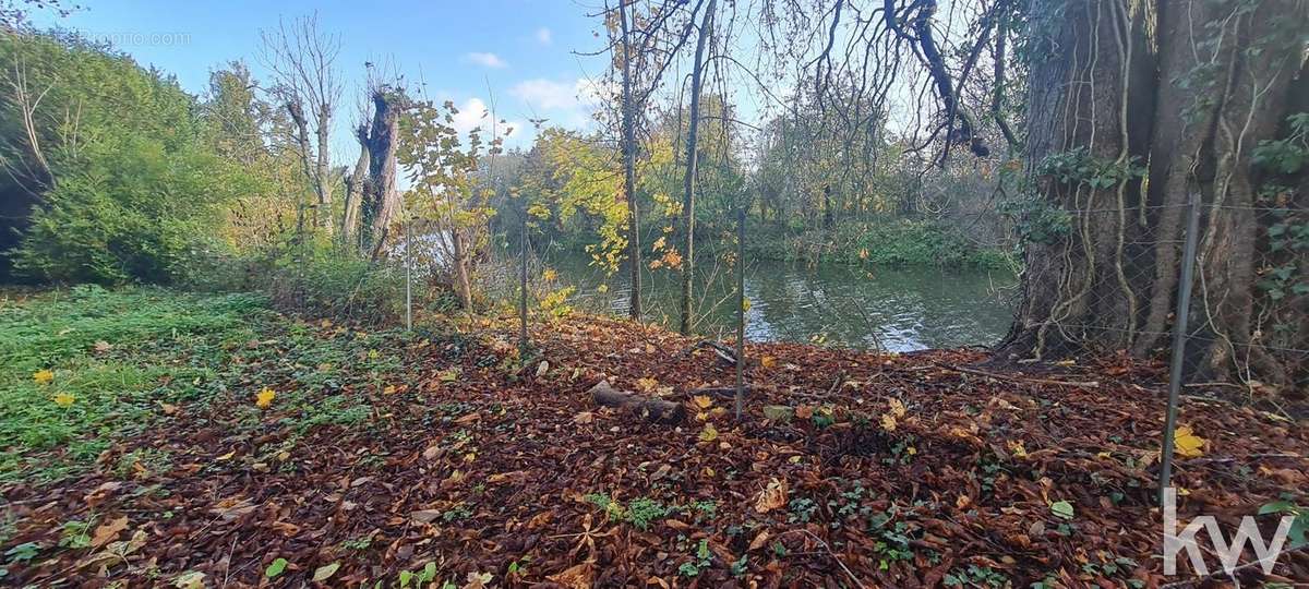 Terrain à VAUX-SUR-SEINE