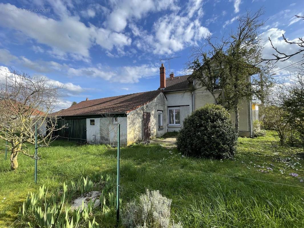 Maison à MAIZIERES-LA-GRANDE-PAROISSE