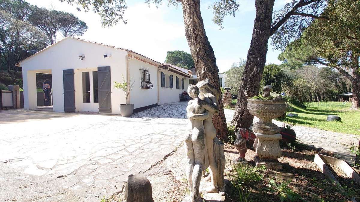 Maison à ROQUEBRUNE-SUR-ARGENS