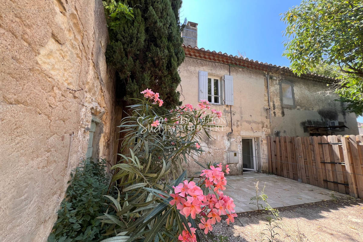 Maison à FONTVIEILLE