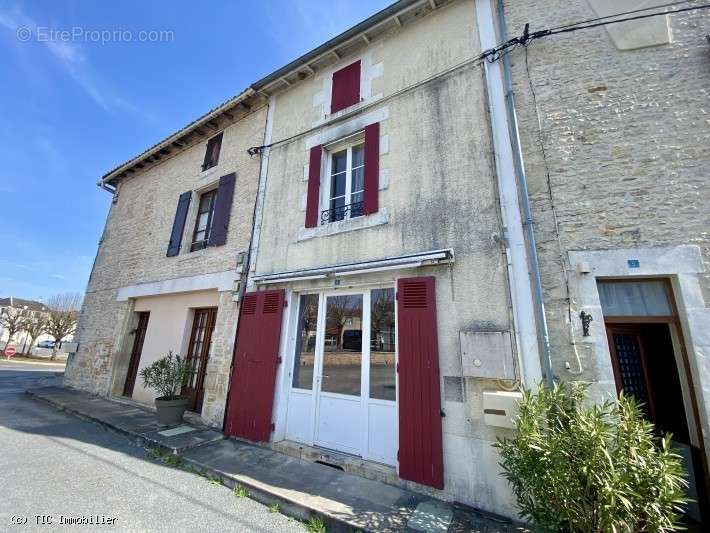 Maison à CHAMPAGNE-MOUTON