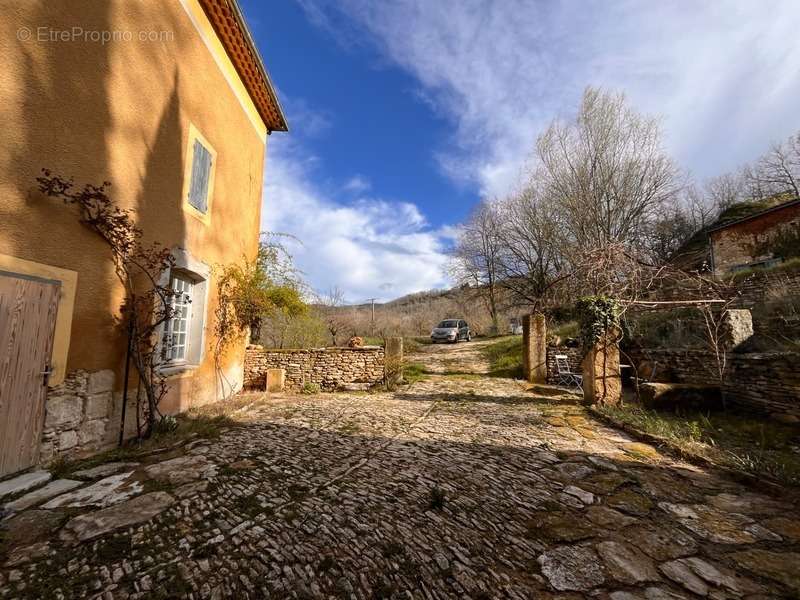 Maison à LA ROQUE-SUR-PERNES