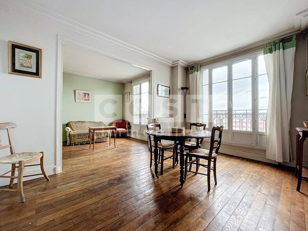 Appartement à COURBEVOIE