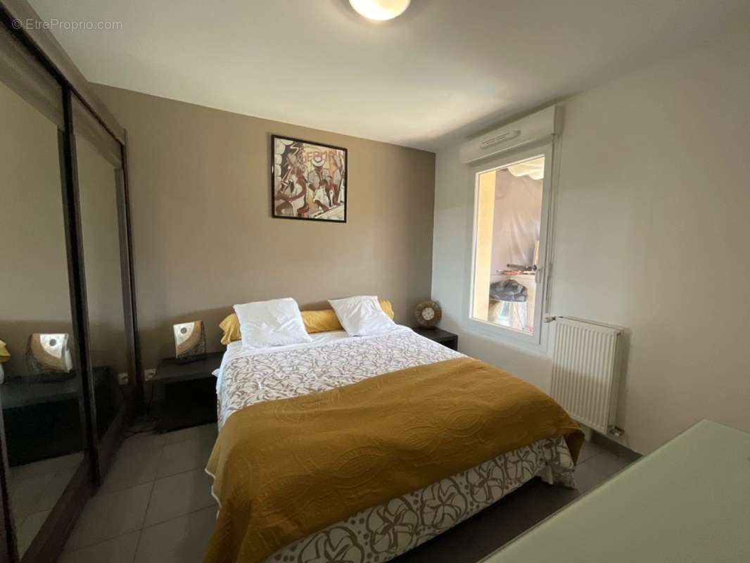 Chambre 1 - Appartement à MARSEILLE-16E