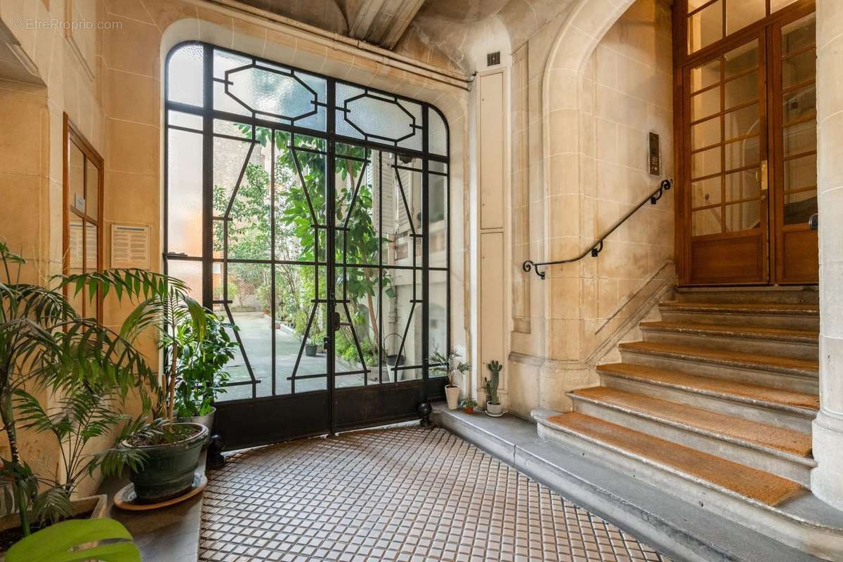 Appartement à PARIS-16E