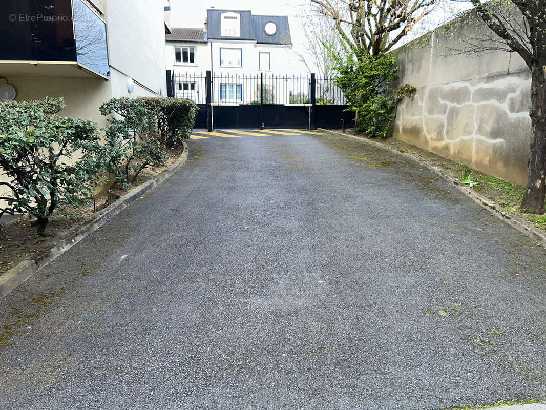 Parking à LE PERREUX-SUR-MARNE