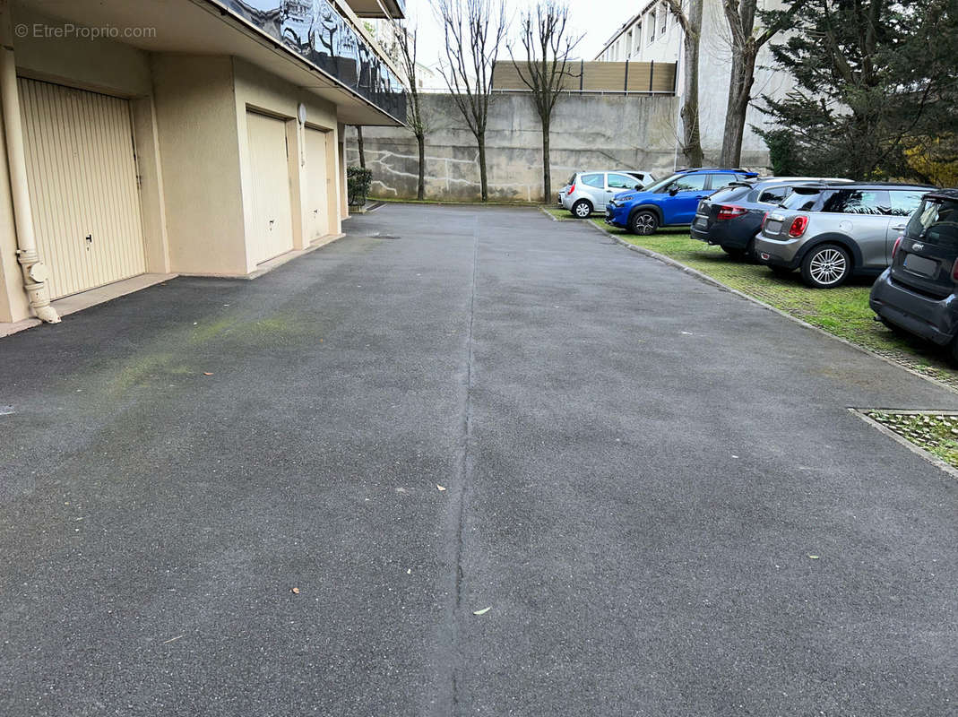 Parking à LE PERREUX-SUR-MARNE