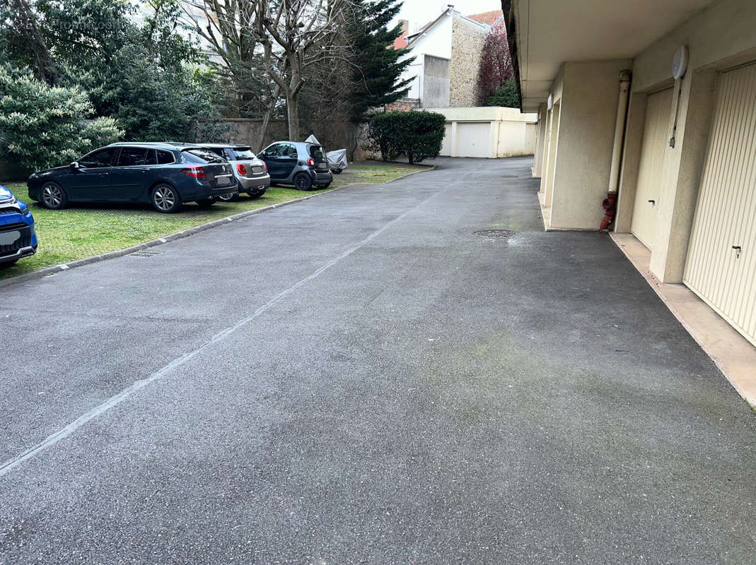 Parking à LE PERREUX-SUR-MARNE