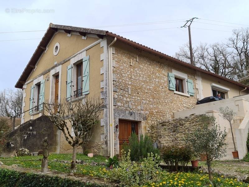 Maison à RUELLE-SUR-TOUVRE