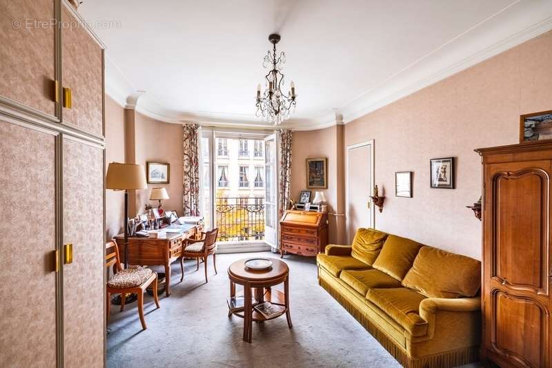 Appartement à PARIS-16E