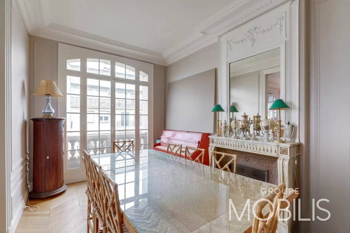 Appartement à PARIS-16E