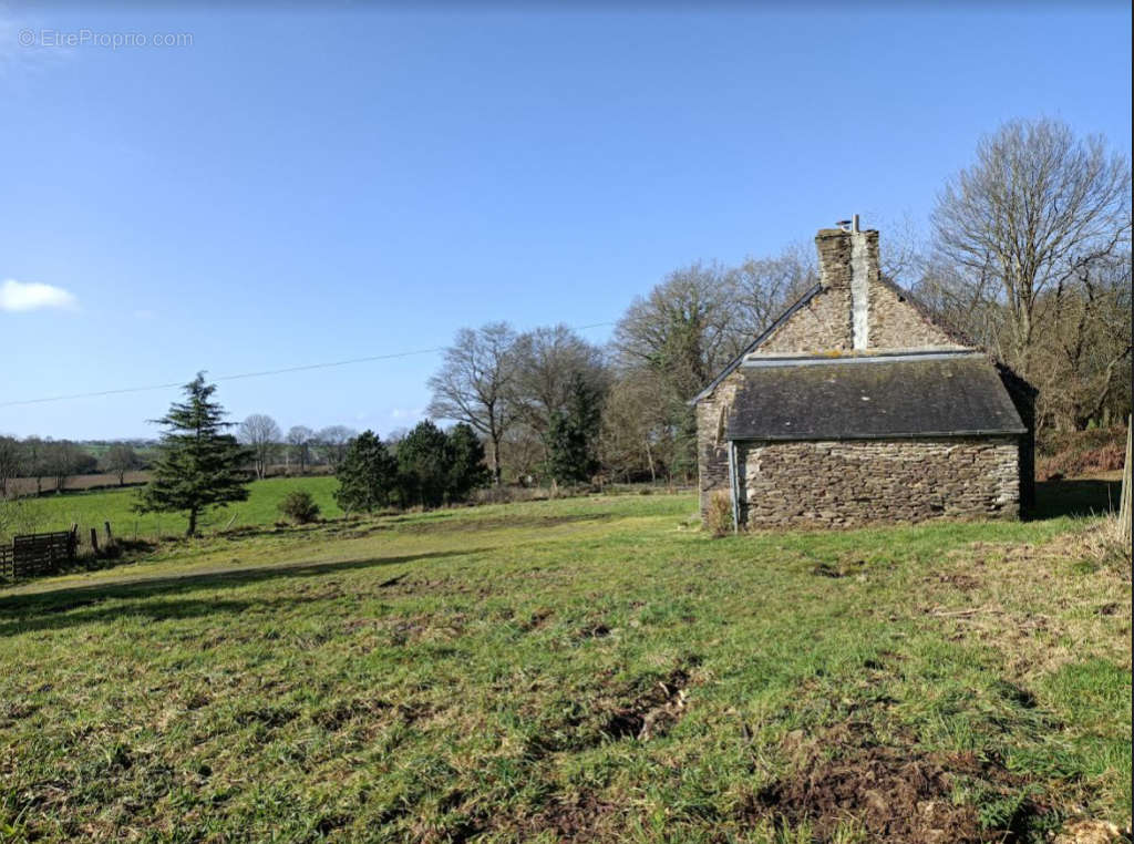 Maison à CLEDEN-POHER