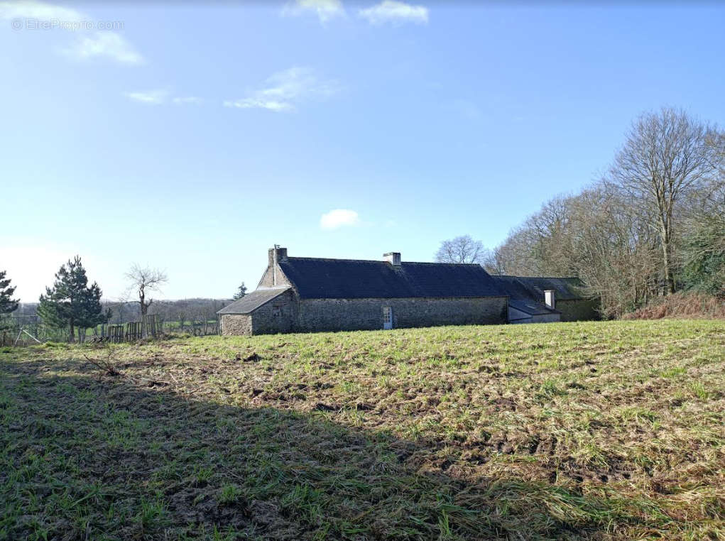 Maison à CLEDEN-POHER