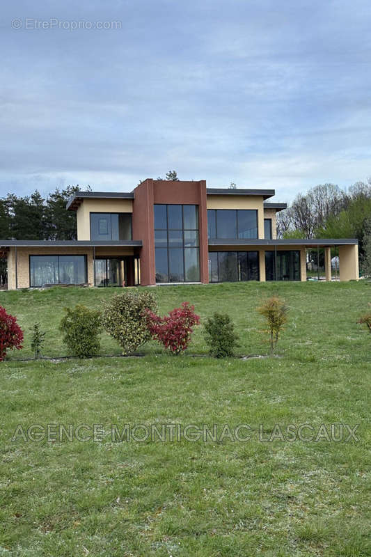 Maison à SAINT-LEON-SUR-VEZERE