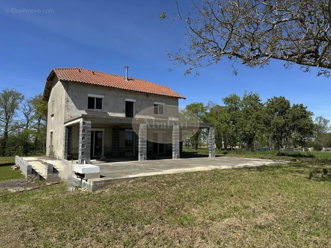 Maison à VILLENEUVE-LECUSSAN