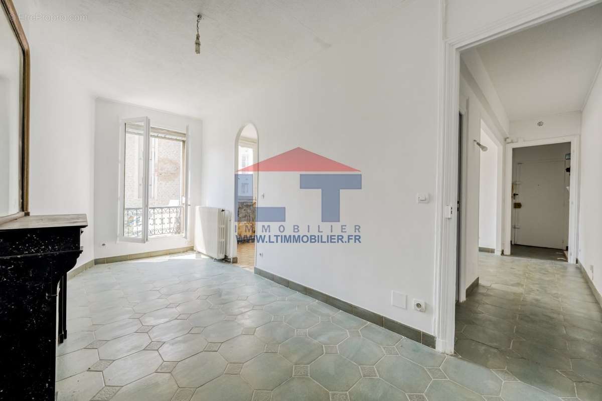 Chambre c - Appartement à PARIS-10E