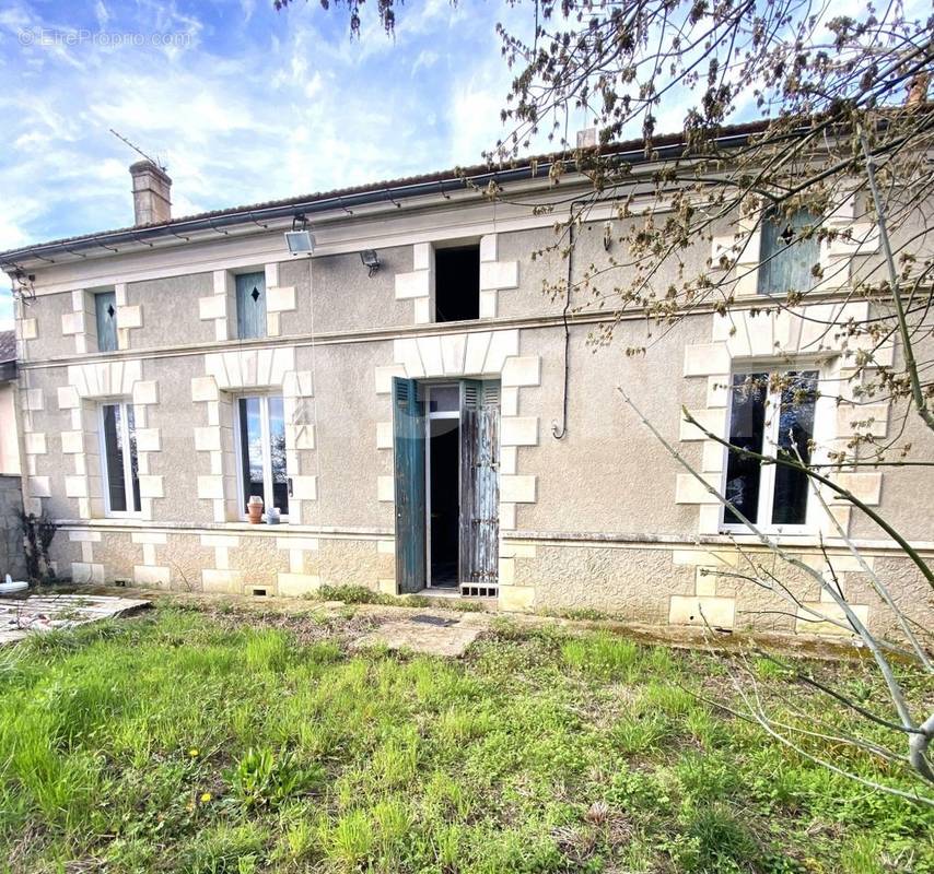 photo facade travallée 1 - Maison à SAINT-CAPRAIS-DE-BLAYE