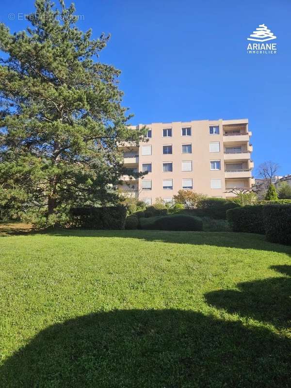 Appartement à SAINT-GENIS-LAVAL