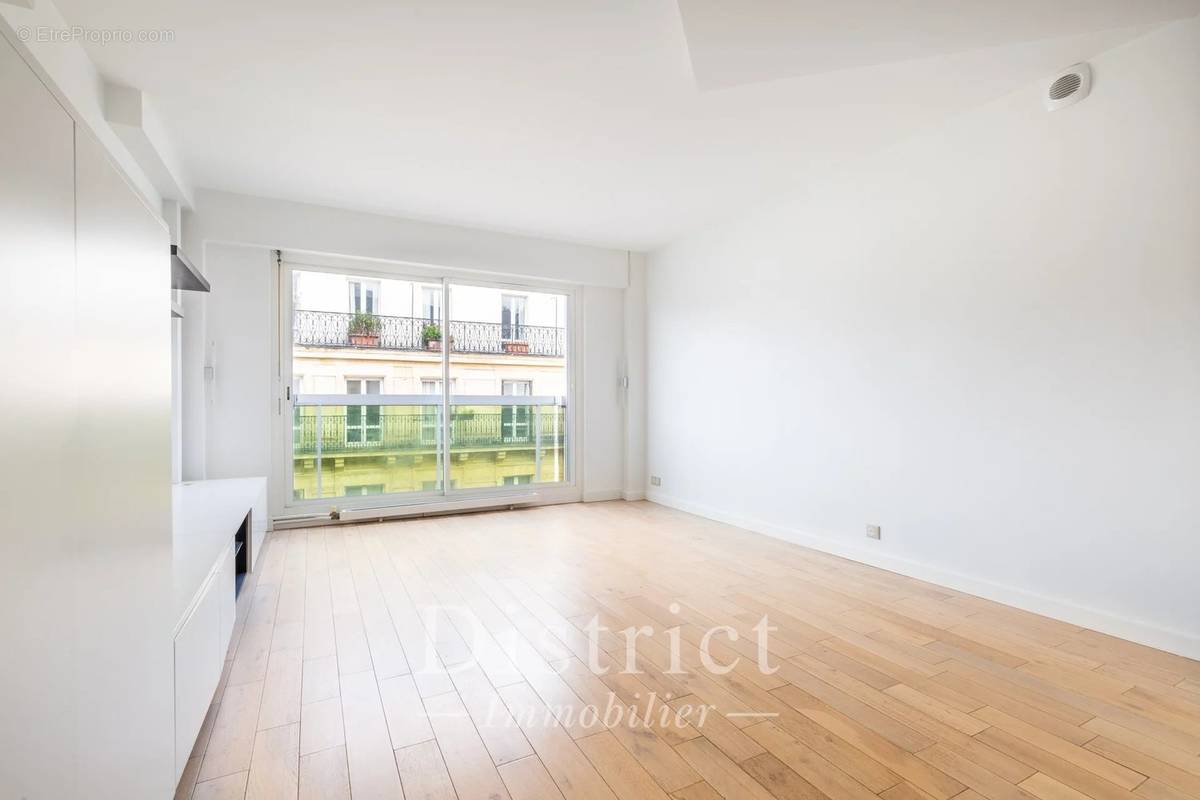 Appartement à PARIS-17E