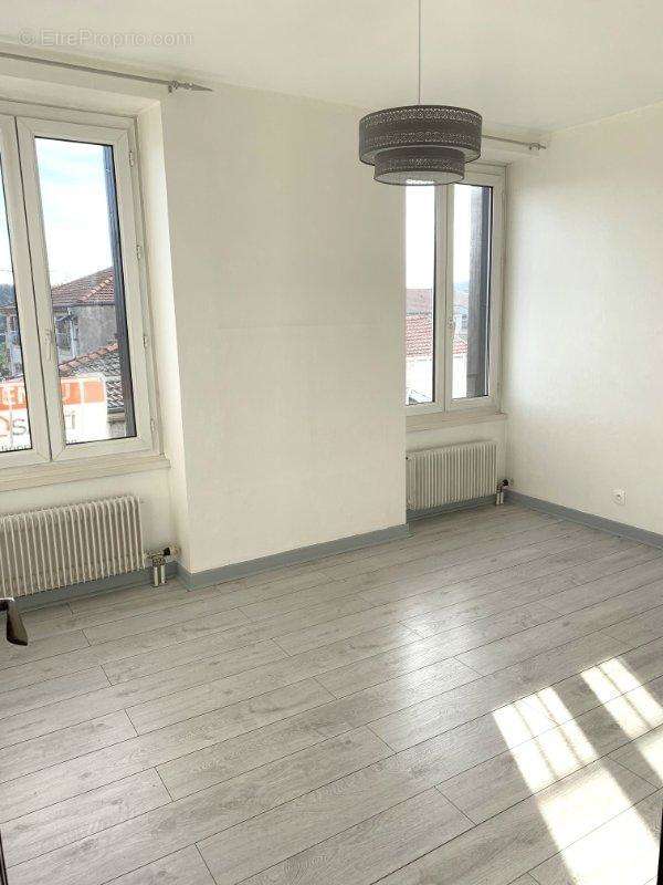 Photo 2 - Appartement à SAINT-JUST-MALMONT