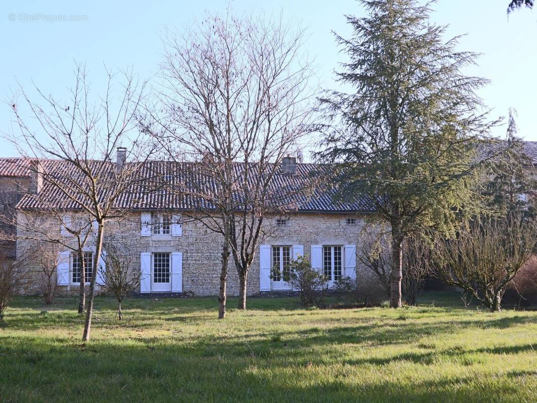 Photo 1 - Maison à LIMALONGES