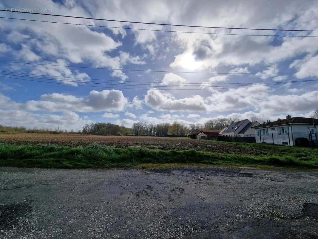 Terrain à FONTENAY-TRESIGNY