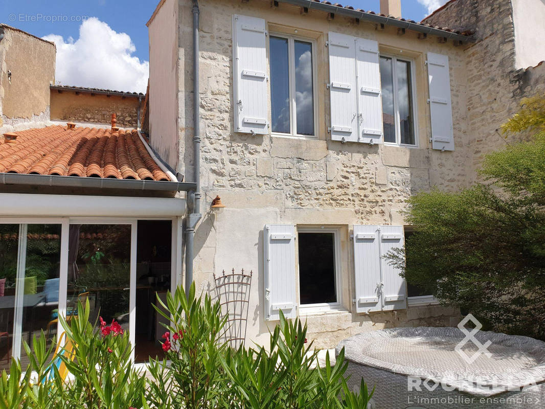 Façade côté jardin - Maison à SAINT-JEAN-D&#039;ANGELY