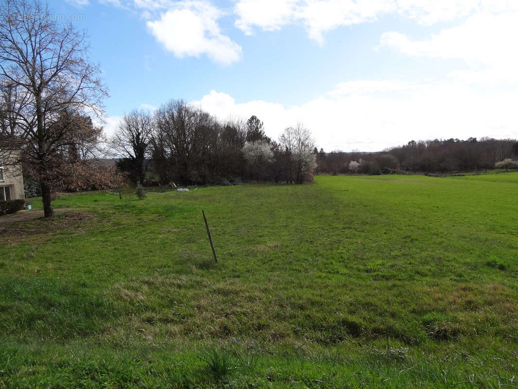 Terrain à SAINT-FRONT-DE-PRADOUX