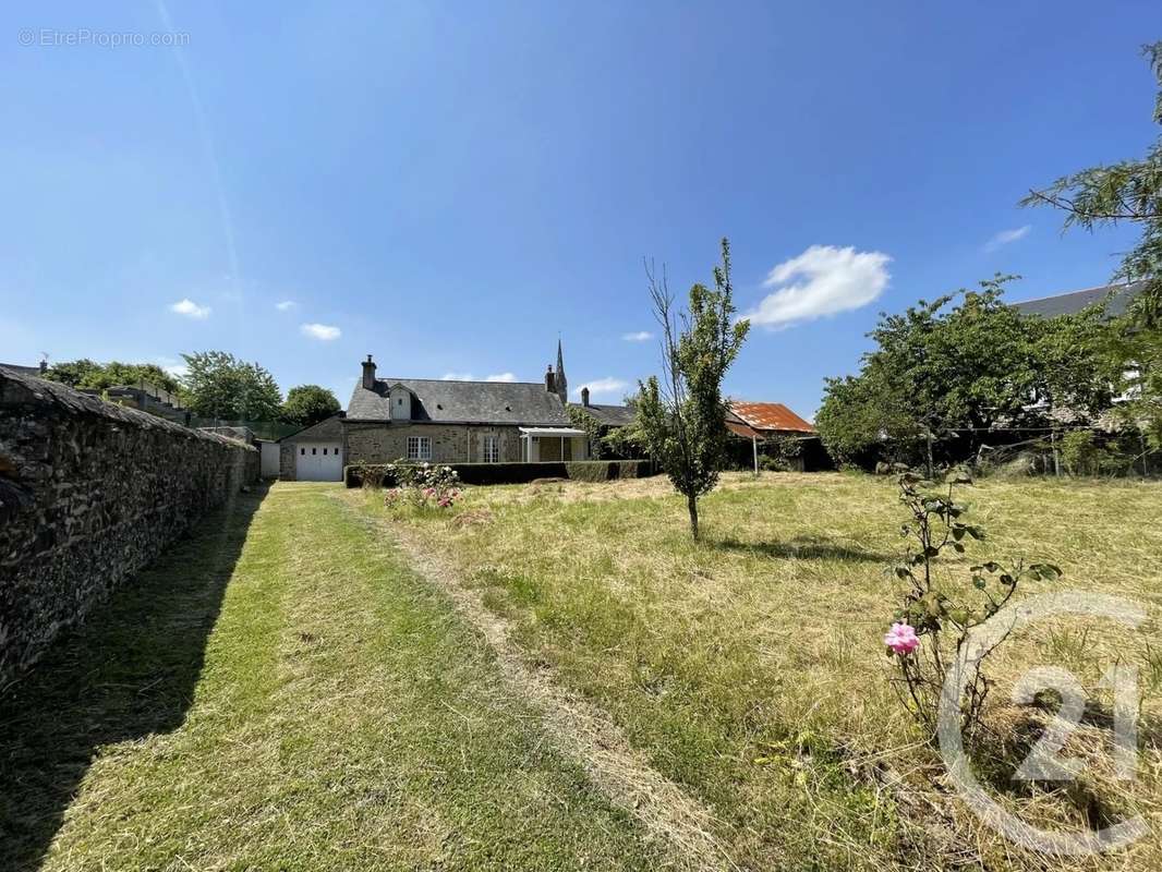 Maison à SAINT-CYR-LE-GRAVELAIS