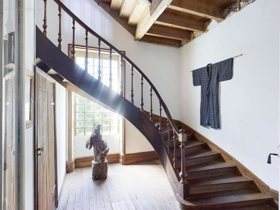 STAIRCASE - Maison à LESSAC