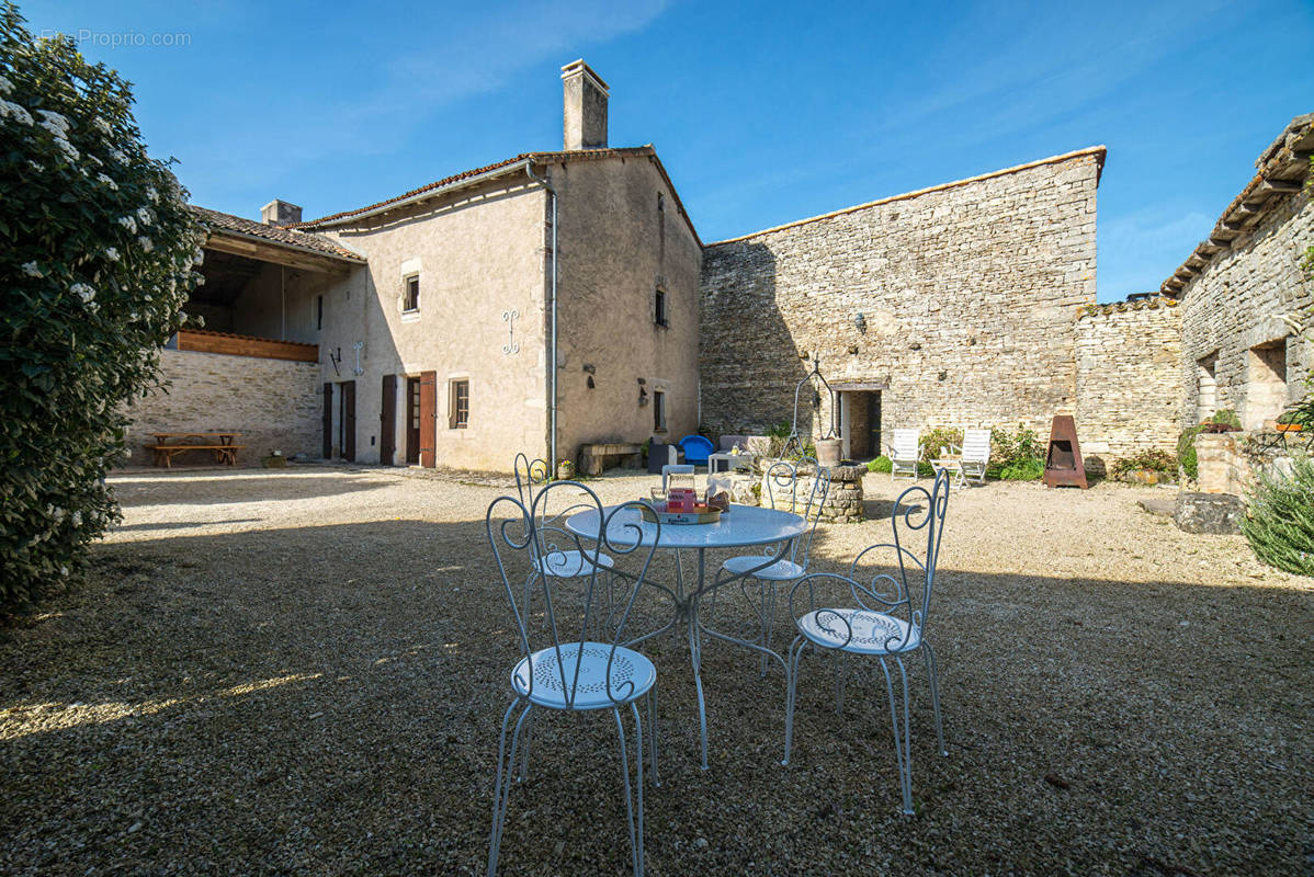 Maison à SAINT-PIERRE-D&#039;EXIDEUIL