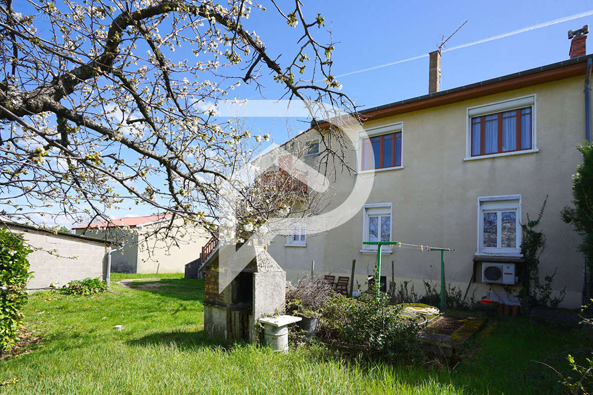 Maison à MACLAS