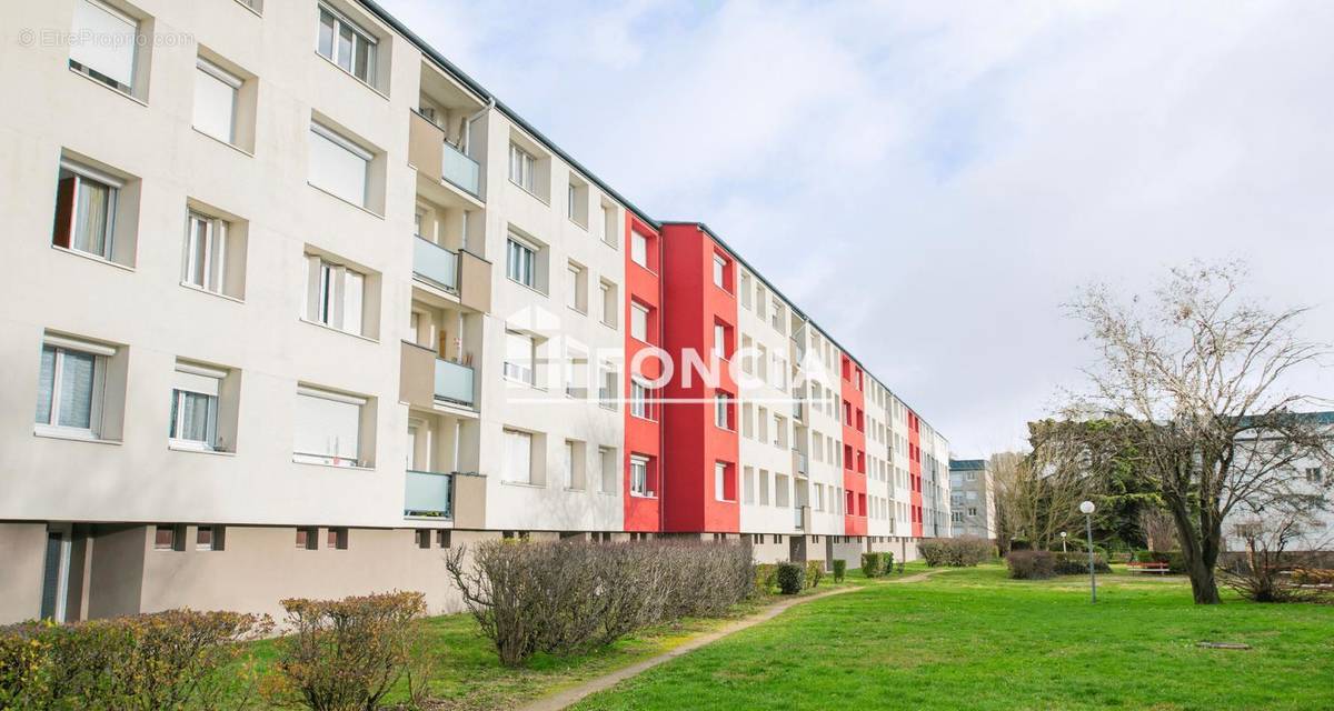 Appartement à SAINT-JEAN-DE-LA-RUELLE