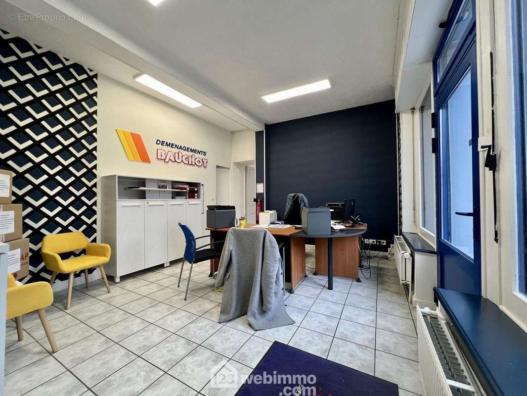 Accueil du local professionnel par un premier bureau de 20m² - Appartement à ETAIN