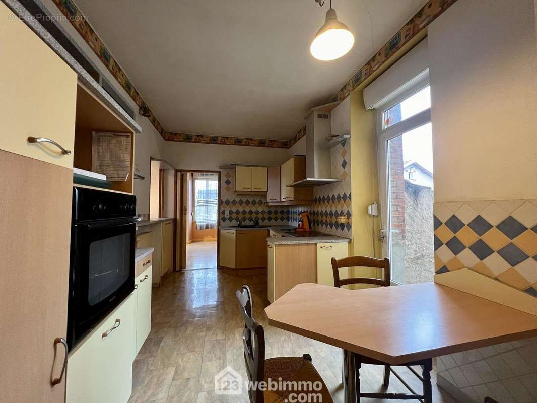 Cuisine équipée de 12m² semi-ouverte sur la pièce à vivre - Appartement à ETAIN