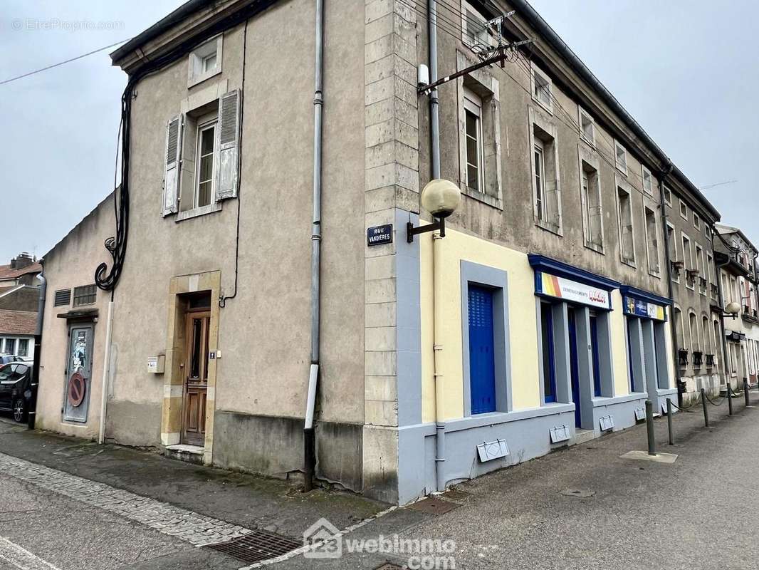 Entrée séparée de l&#039;appartement sur le côté droit - Appartement à ETAIN